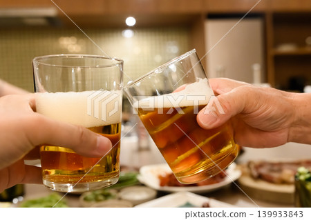 用啤酒敬酒的手 139933843