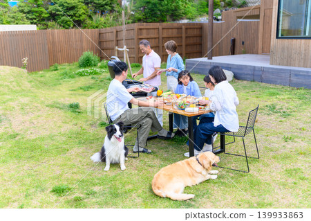 一家人在花園裡享受燒烤。 139933863
