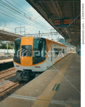近鐵特快列車停靠在月台上。 近鐵特快列車停靠在月台上。 139933994