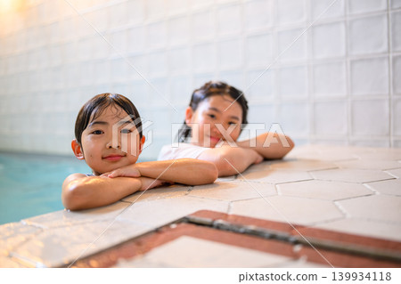 孩子們在水邊放鬆 139934118