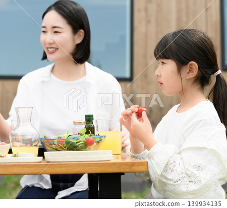 一對母女在戶外用餐 139934135