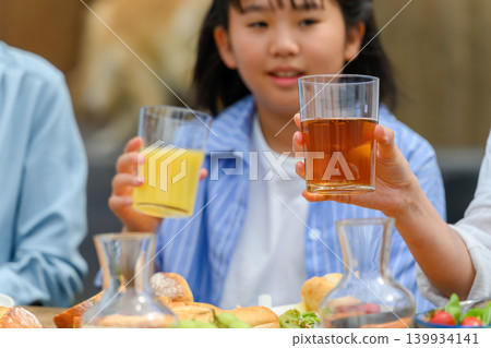 與家人一起享用戶外午餐 139934141