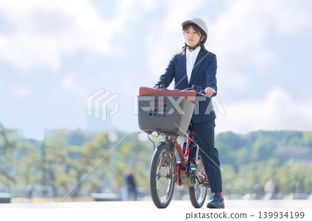 一位身穿職業套裝的日本女商人騎自行車上下班。 139934199
