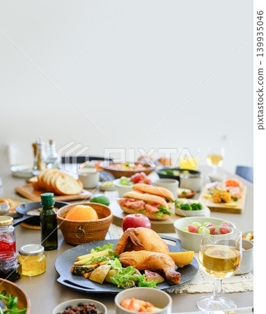 餐桌上擺滿了豐盛的菜餚。 139935046