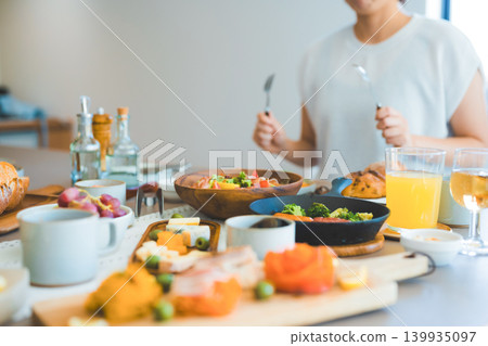 The food and people on the table 139935097