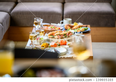 桌上擺放著豐盛的佳餚和美酒。 桌上擺放著豐盛的佳餚和美酒。 139935103