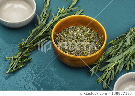 Culinary herb tarragon fresh and dried seasoning Culinary herb tarragon fresh and dried seasoning 139937153