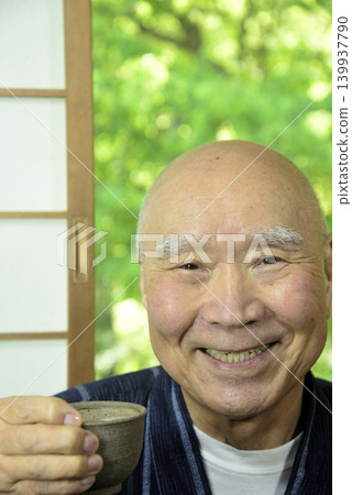 Elderly person, smiling face, Japanese-style room, fresh greenery Elderly person, smiling face, Japanese-style room, fresh greenery 139937790