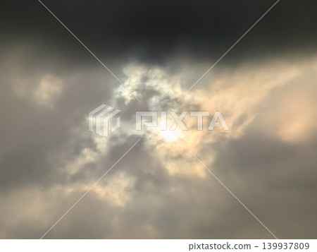陽光穿透厚厚的雲層,灑下光芒/一幅奇幻而壯麗的天空景觀圖。 陽光穿透厚厚的雲層,灑下光芒/一幅奇幻而壯麗的天空景觀圖。 139937809