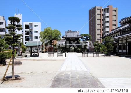 金龍寺(位於福岡市,是一座曹洞宗禪寺)寺院內的景色。 金龍寺(位於福岡市,是一座曹洞宗禪寺)寺院內的景色。 139938126