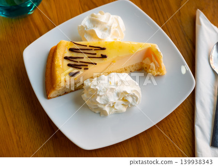 Piece of sweet delicious lemon cake with cream fondant blanc closeup 139938343