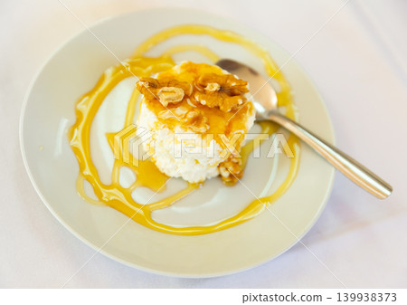Fresh cottage cheese with honey and walnuts 139938373