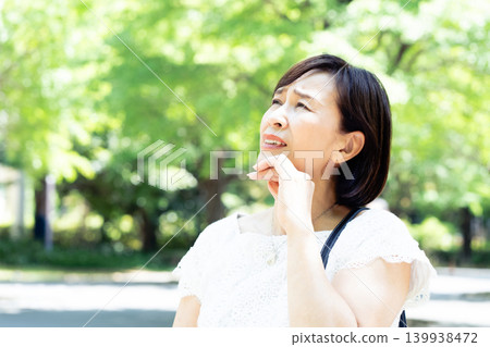擔心戶外曬傷的中年女性 139938472