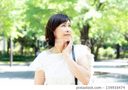 擔心戶外曬傷的中年女性 139938474