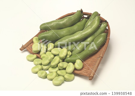 Broad beans 139938548