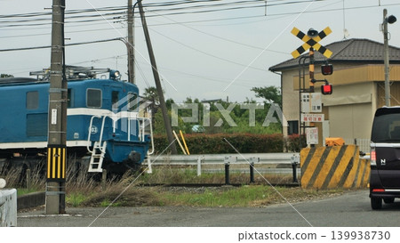 秩父鐵路三尻線（2023 年 5 月 25 日）：一輛藍色電力機車 DEKI 牽引著一列貨運列車 OW 駛近 33 號平交道。 139938730