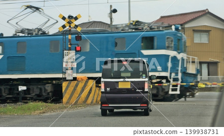 秩父鐵道（2023年5月25日）電力機車「出機」經平交道。三尻線，33號平交道。 139938731