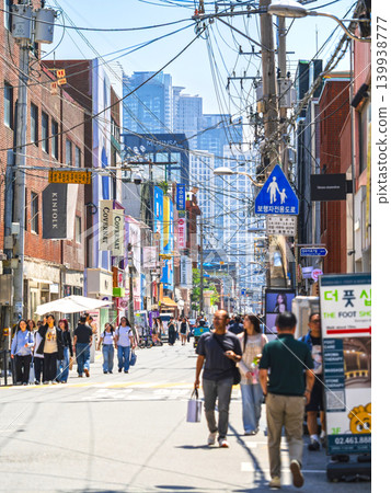 Seoul, Seongsu Main Street *Partially in soft focus Seoul, Seongsu Main Street *Partially in soft focus 139938777