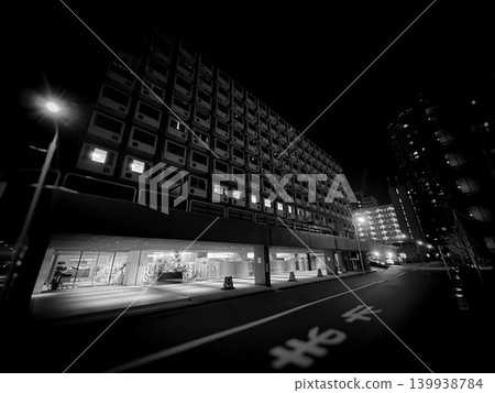 深夜,街道兩旁林立著不同時代的建築 深夜,街道兩旁林立著不同時代的建築 139938784