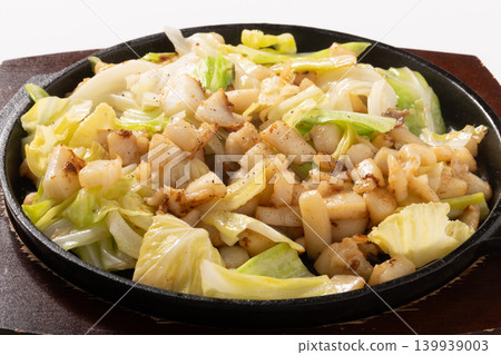 魷魚和高麗菜用奶油和醬油翻炒 139939003