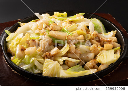 Squid and cabbage stir-fried in butter and soy sauce Squid and cabbage stir-fried in butter and soy sauce 139939006
