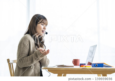 年輕女性在線上參加線上課程 年輕女性在線上參加線上課程 139939036