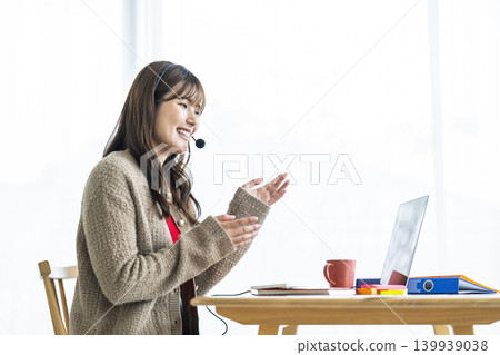 年輕女性在線上參加線上課程 年輕女性在線上參加線上課程 139939038