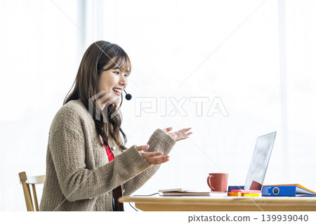 年輕女性在線上參加線上課程 年輕女性在線上參加線上課程 139939040