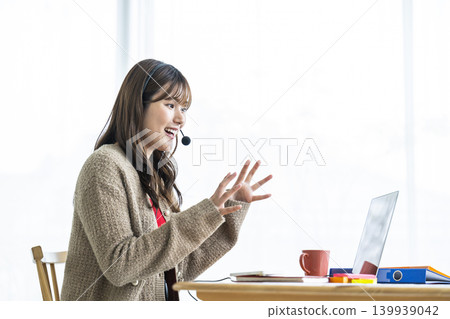 年輕女性在線上參加線上課程 139939042