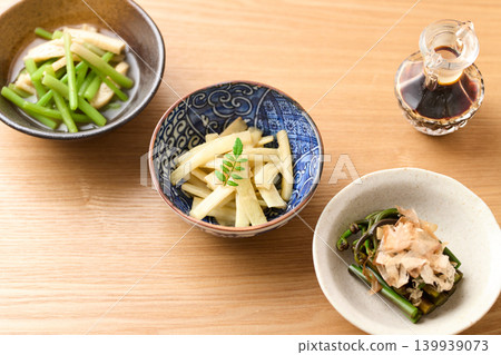 野生蔬菜料理(焯水紅水菜、醋味噌拌野生海藻、汆燙水蕨菜) 野生蔬菜料理(焯水紅水菜、醋味噌拌野生海藻、汆燙水蕨菜) 139939073