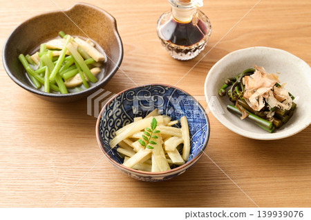 野生蔬菜料理(焯水紅水菜、醋味噌拌野生海藻、汆燙水蕨菜) 野生蔬菜料理(焯水紅水菜、醋味噌拌野生海藻、汆燙水蕨菜) 139939076