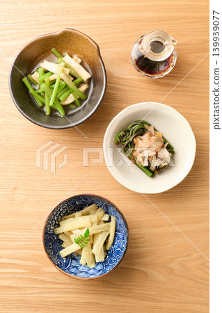 野生蔬菜料理（焯水紅水菜、醋味噌拌野生海藻、汆燙水蕨菜） 139939077