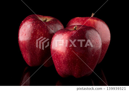 Fresh red apples 139939321