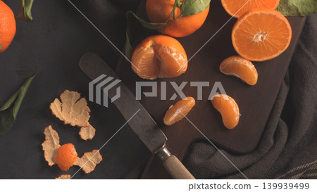 Fresh mandarin oranges or tangerines 139939499