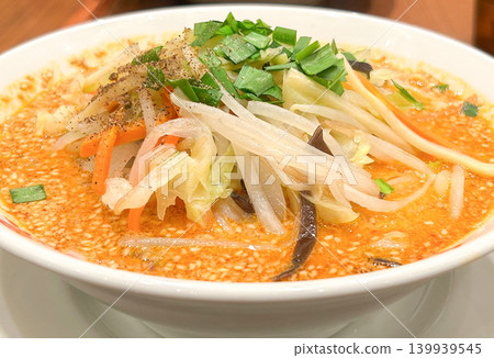 蔬菜擔擔麵:中式麵條配上香辣芝麻湯。 蔬菜擔擔麵:中式麵條配上香辣芝麻湯。 139939545