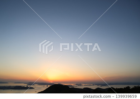 黃昏時的瀨戶大橋,以及落日餘暉灑在瀨戶內海上的景色 7 黃昏時的瀨戶大橋,以及落日餘暉灑在瀨戶內海上的景色 7 139939659
