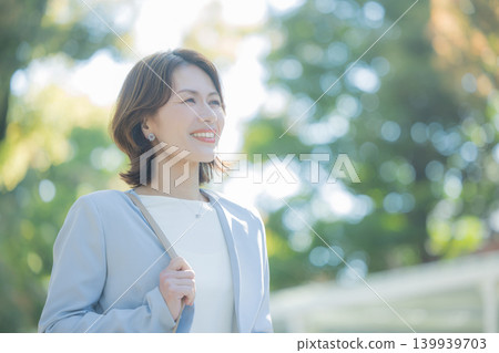 通勤的商界女強人 139939703