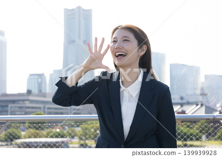 一位職業婦女對著藍天吶喊自己的感覺。 一位職業婦女對著藍天吶喊自己的感覺。 139939928