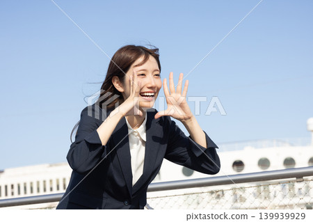 一位職業婦女對著藍天吶喊自己的感覺。 一位職業婦女對著藍天吶喊自己的感覺。 139939929