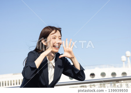 一位職業婦女對著藍天吶喊自己的感覺。 一位職業婦女對著藍天吶喊自己的感覺。 139939930