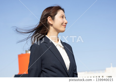 一位身穿西裝的女士欣喜若狂,擺出了勝利的姿勢。 一位身穿西裝的女士欣喜若狂,擺出了勝利的姿勢。 139940015