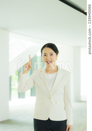擔心的女商人 139940066