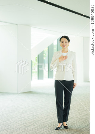 一位女商人正在辦公室帶人參觀。 一位女商人正在辦公室帶人參觀。 139940083