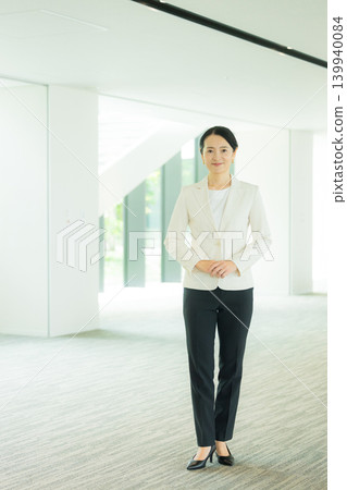一位女商人正在辦公室帶人參觀。 一位女商人正在辦公室帶人參觀。 139940084