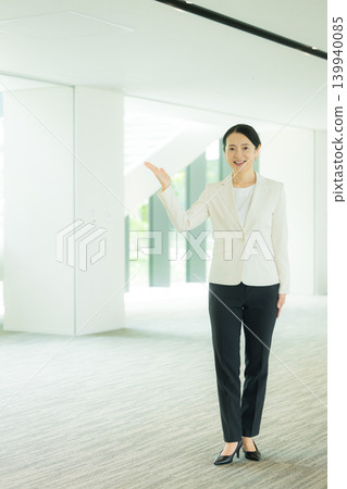 一位女商人正在辦公室帶人參觀。 一位女商人正在辦公室帶人參觀。 139940085