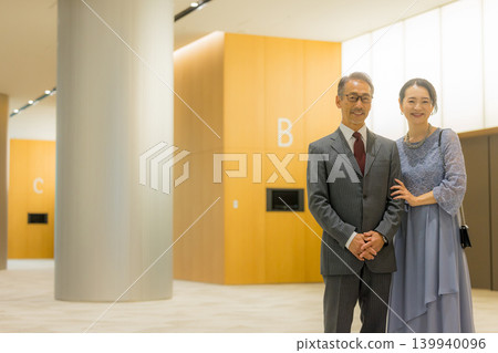 一對中年夫婦前往活動大廳 一對中年夫婦前往活動大廳 139940096