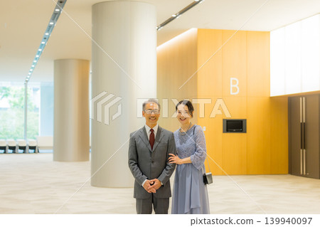 一對中年夫婦前往活動大廳 一對中年夫婦前往活動大廳 139940097