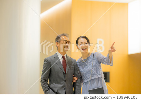 一對中年夫婦前往活動大廳 139940105