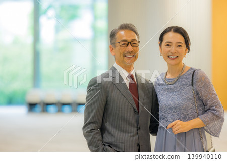 一對中年夫婦前往活動大廳 139940110