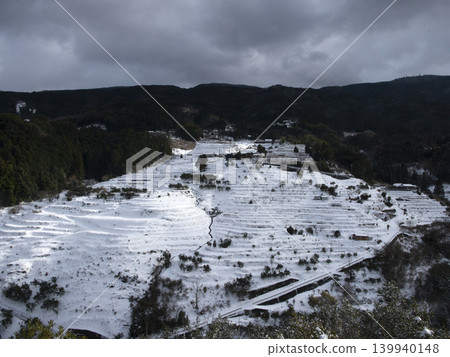 Terraced rice fields in the snow 139940148